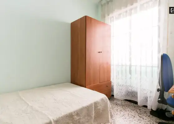 Acogedora habitación con armario independiente en un apartamento de 3 dormitorios, Albaicín en Granada
