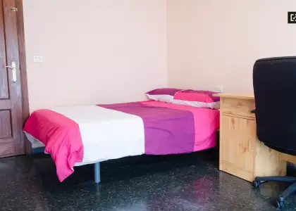 Acogedora habitación con calefacción en piso compartido, Benimaclet. en Valencia