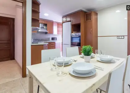 Acogedora habitación en un apartamento de 5 dormitorios en Camins al Grau en Valencia