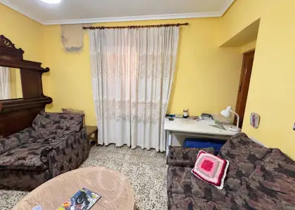 Amplia casa en esquina con 170 m² de planta y gran terraza semicubierta en el centro de Tomelloso en Tomelloso