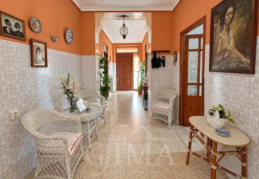 Amplia casa en esquina con 170 m² de planta y gran terraza semicubierta en el centro de Tomelloso en Tomelloso