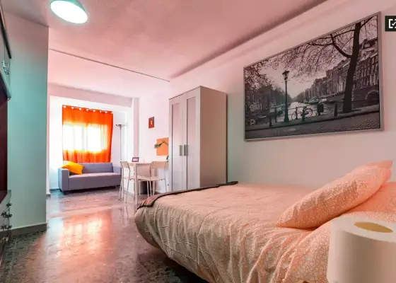 Amplia habitación con cama doble en alquiler en Quatre Carreres en Valencia
