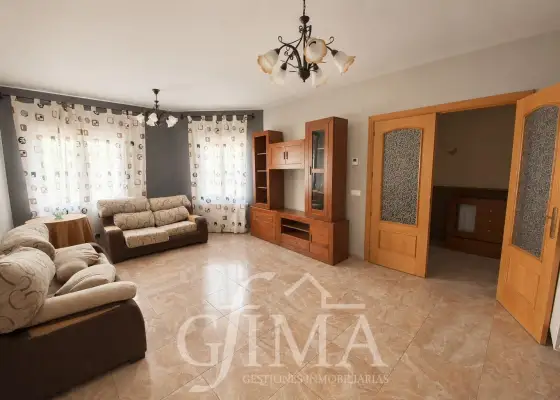 Casa adosada en venta con patio y garaje amplio en Argamasilla de Alba