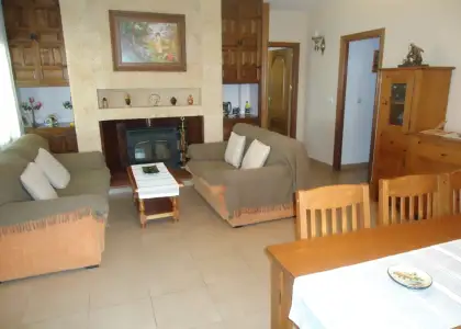Chalet adosado de cuatro dormitorios, dos baños, garaje y piscina. en Manzanares