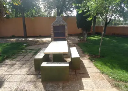 Chalet adosado de cuatro dormitorios, dos baños, garaje y piscina. en Manzanares