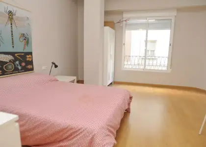 Enorme habitación con escritorio en el departamento compartido, Ciutat Vella en Valencia