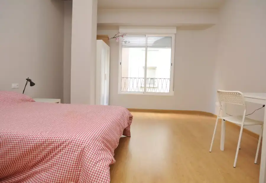 Enorme habitación con escritorio en el departamento compartido, Ciutat Vella en Valencia