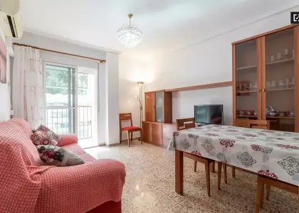 Habitación amueblada en piso de 4 habitaciones en Camins al Grau - Sólo mujeres en Valencia