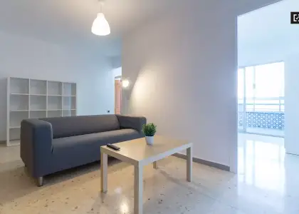 Habitación amueblada en un apartamento de 5 dormitorios en Camins al Grau en Valencia