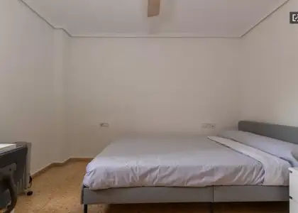 Habitación en piso compartido de 4 habitaciones en alquiler en Els Orriols en Valencia