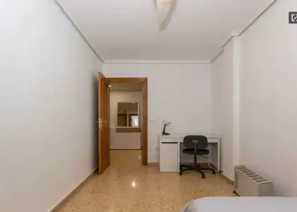 Habitación en piso compartido de 4 habitaciones en alquiler en Els Orriols en Valencia