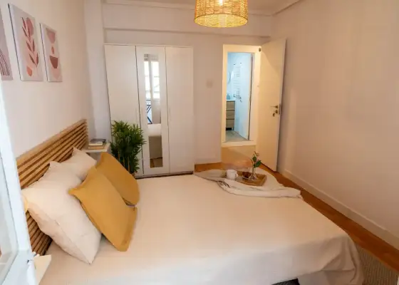 Habitación en piso compartido de 4 habitaciones en alquiler en Oviedo, con todos los gastos incluidos, ideal para profesionales y estudiantes.