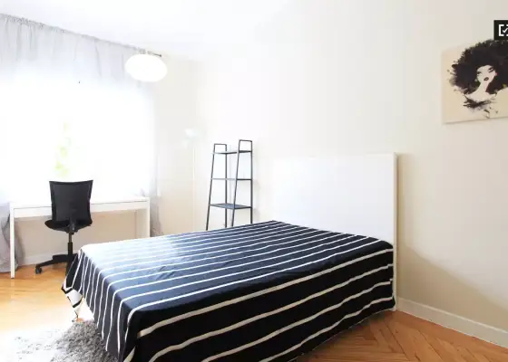 Habitación en piso compartido de 5 habitaciones en Castellana, con gastos incluidos, ideal para profesionales y estudiantes. en Madrid