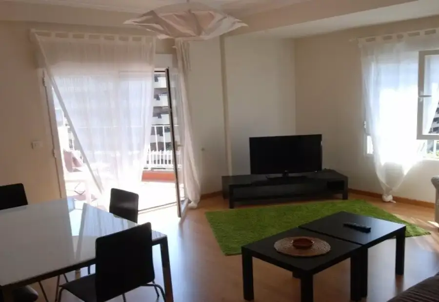 Habitación en piso compartido de 5 habitaciones en Zaragoza, solo para mujeres, profesionales. en Zaragoza