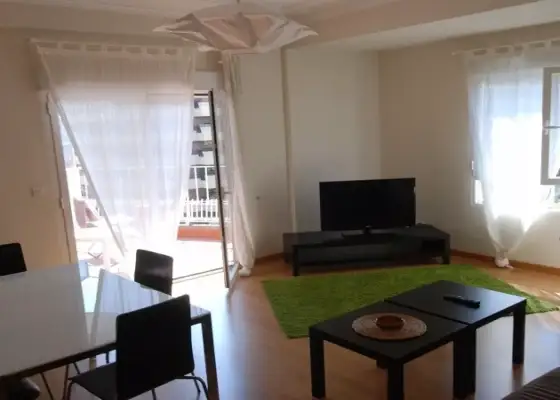 Habitación en piso compartido de 5 habitaciones en Zaragoza, solo para mujeres, profesionales.