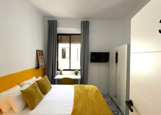 Habitación en piso compartido de 6 habitaciones en alquiler en Albaycín perfecta para chicas, profesionales y estudiantes en Granada