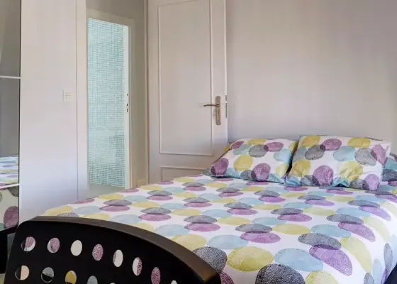Habitación en piso compartido de 6 habitaciones en Zaragoza, ideal solo para mujeres profesionales.
