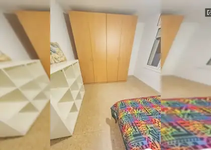 Habitación en un apartamento compartido de 4 habitaciones en El Carmelo, con todos los gastos incluidos. en Barcelona