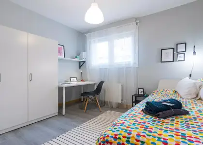 Habitación en un piso compartido de 3 habitaciones en alquiler en Arabella, todos los gastos incluidos. en Bilbao