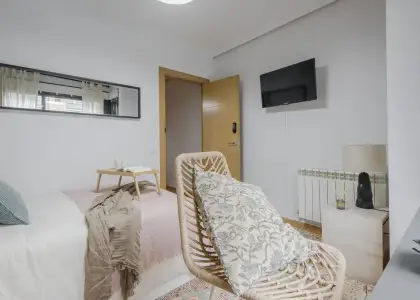 Habitación en un piso compartido de 5 dormitorios en alquiler en Legazpi. en Madrid