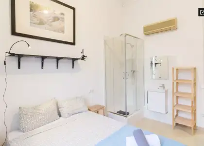 Habitación en un piso compartido de 7 dormitorios en alquiler en Sants, gastos incluidos. en Barcelona
