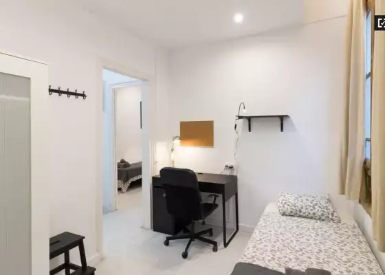 Habitación en un piso compartido de 7 dormitorios en alquiler en Sants, gastos incluidos. en Barcelona