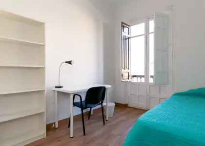 Habitación en un piso compartido de 7 habitaciones en alquiler en San Ildefonso. en Granada