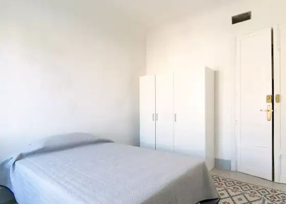 Habitación en un piso compartido de 7 habitaciones en alquiler en San Ildefonso. en Granada