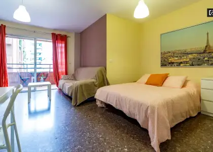 Habitación exterior con armario independiente en un apartamento de 5 dormitorios, Algirós en Valencia