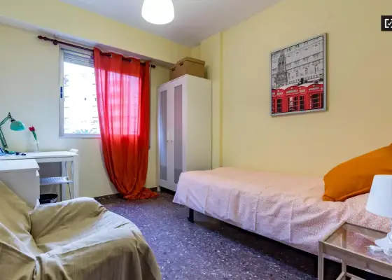 Habitación exterior con armario independiente en un apartamento de 5 dormitorios, Algirós en Valencia