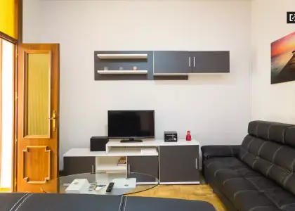 Habitación grande con escritorio en piso compartido, Puerta del Sol en Madrid