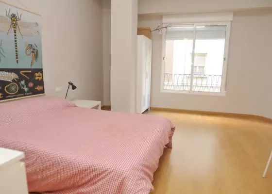 Habitación interior con llave independiente en el apartamento compartido, Ciutat Vella en Valencia