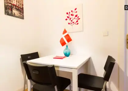Habitación luminosa con cómoda en piso compartido, Latina en Madrid