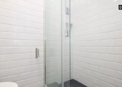 Habitación luminosa con cómoda en un apartamento de 4 dormitorios, Carabanchel en Madrid