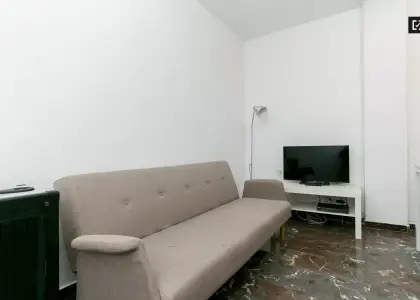 Se alquila habitación con armario empotrado en piso compartido, Ronda en Granada