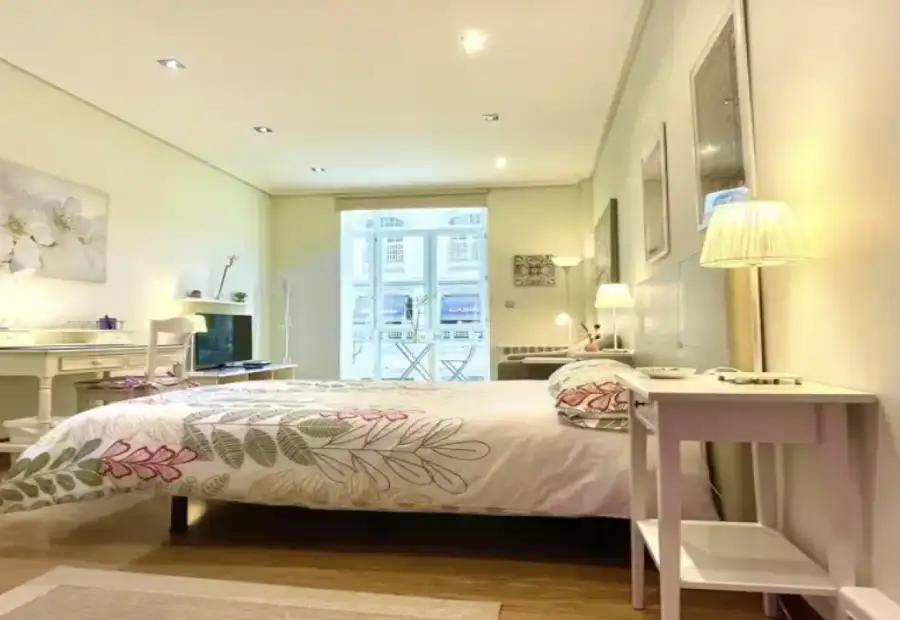 Se alquila habitación en apartamento de 4 dormitorios en Abando e Indautxu en Bilbao