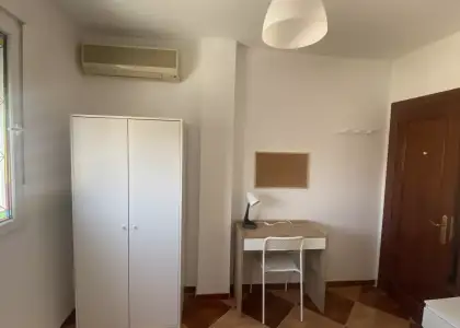 Se alquila habitación en piso compartido de 3 habitaciones en Cruz del Humilladero, gastos incluidos, solo chicas en Málaga