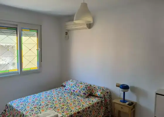Se alquila habitación en piso compartido de 3 habitaciones en Cruz del Humilladero, gastos incluidos, solo chicas en Málaga