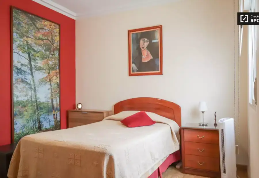 Se alquila habitación en piso compartido de 3 habitaciones en Quintana, sólo profesionales y estudiantes, sólo chicos. en Madrid