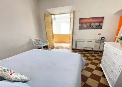 Se alquila habitación en piso compartido de 4 habitaciones en Centro Histórico, todos los gastos incluidos. en Málaga