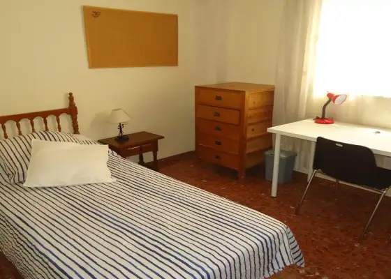 Se alquila habitación en piso compartido de 4 habitaciones en Ciudad Jardín. en Córdoba