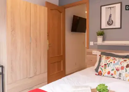 Se alquila habitación en piso compartido de 4 habitaciones en Valdeacederas en Madrid