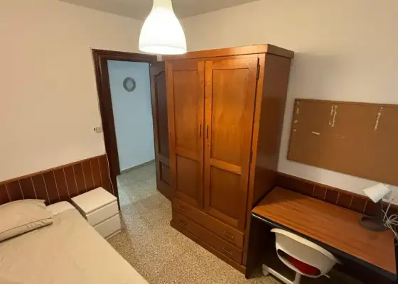 Se alquila habitación en piso compartido de 5 habitaciones en Camino de Ronda en Granada