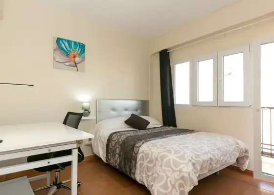Se alquila habitación en piso de 4 habitaciones en Granada