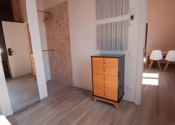 Se alquila habitación en piso de 5 habitaciones en Barcelona