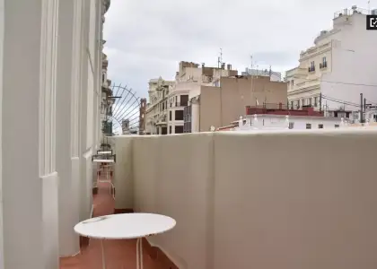 Se alquila habitación en piso de 8 habitaciones en Valencia en Valencia