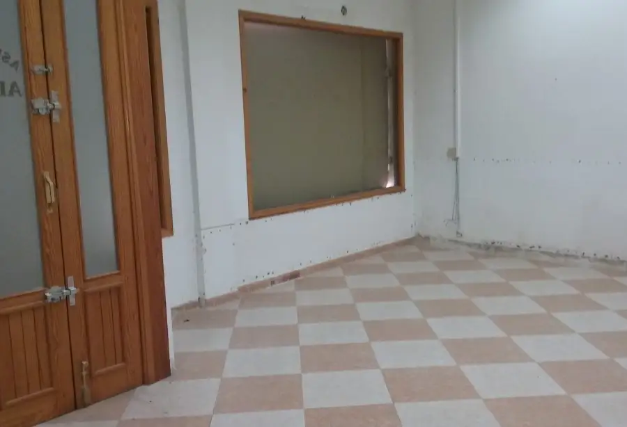 Se alquila local comercial totalmente centrico en Manzanares