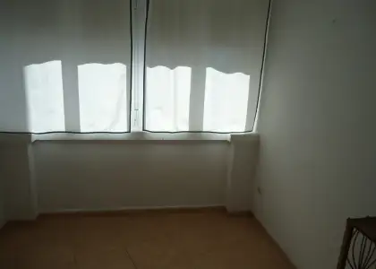 Se alquila piso totalmente centrico y semi-amueblado con cuatro dormitorios en Manzanares