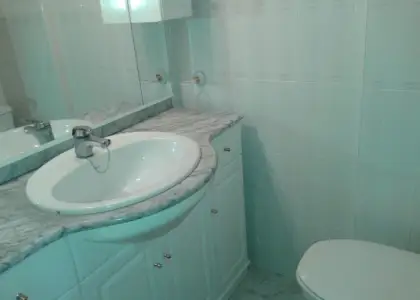 Se vende casa adosada completamente amueblada de cuatro dormitorios en zona residencial en Manzanares