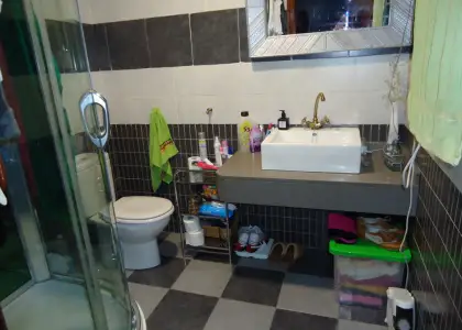 Se vende casa semi-amueblada de cinco dormitorios en buena zona en Manzanares